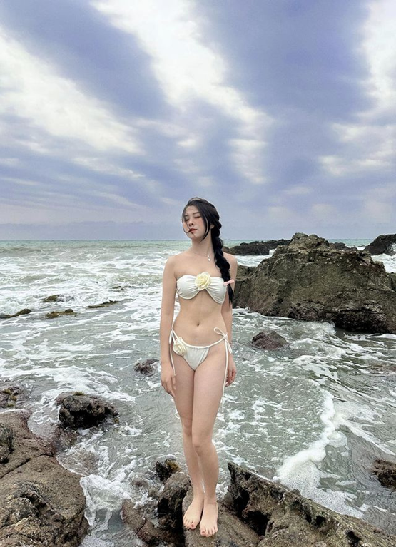 ảnh con gái mặc đồ bơi bikini trắng