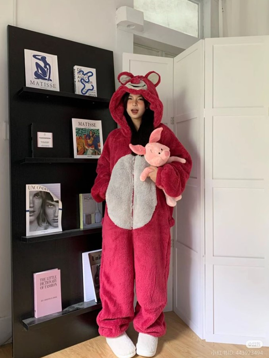 ảnh gái mặc đồ ngủ gấu đỏ