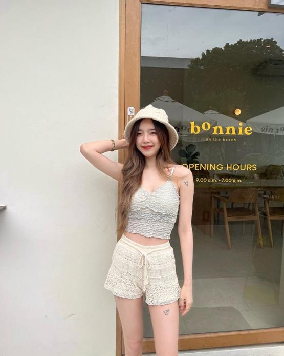 ảnh nữ mặc quần vải ngắn dáng đẹp