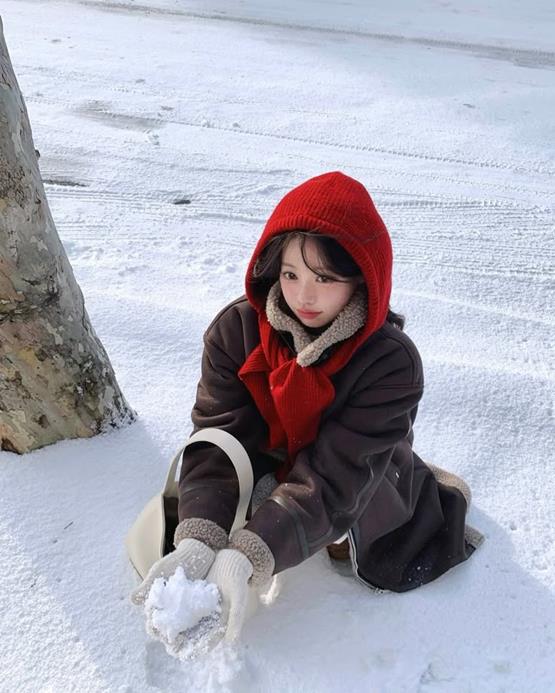 cô gái và mùa đông nghịch tuyết