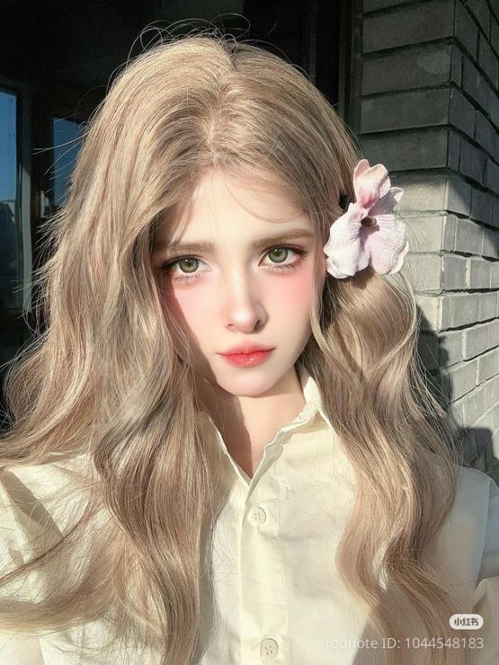 Gái Nga xinh tựa như búp bê