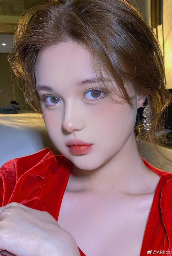Gái Nga có đôi mắt to tròn ngây thơ 