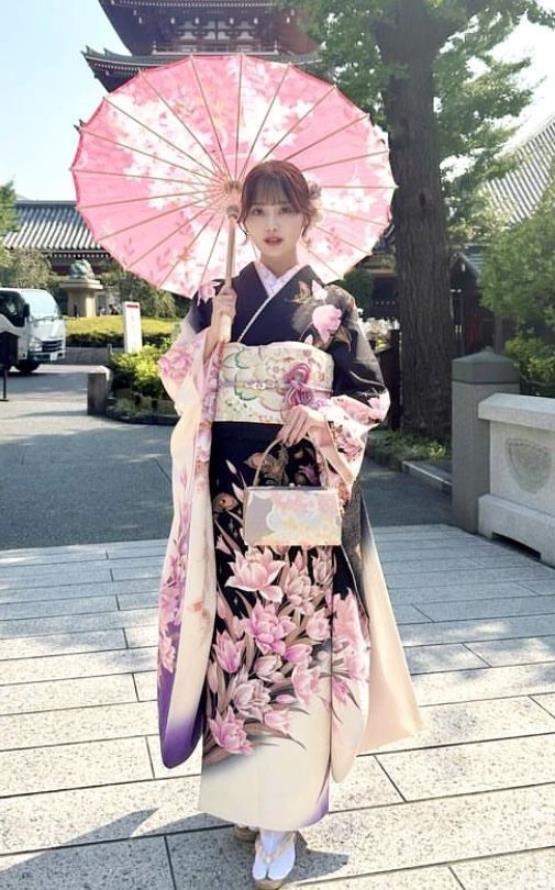 Gái Nhật mặc kimono họa tiết hoa 