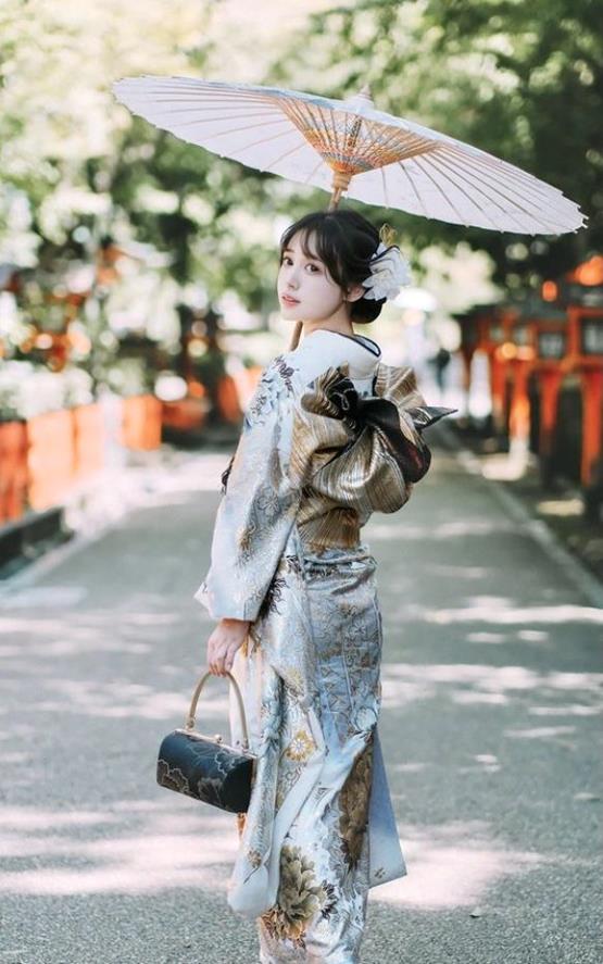 Gái Nhật mặc kimono quay lưng đẹp