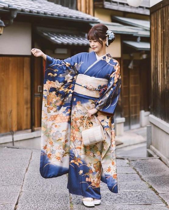 Gái Nhật mặc kimono trên phố