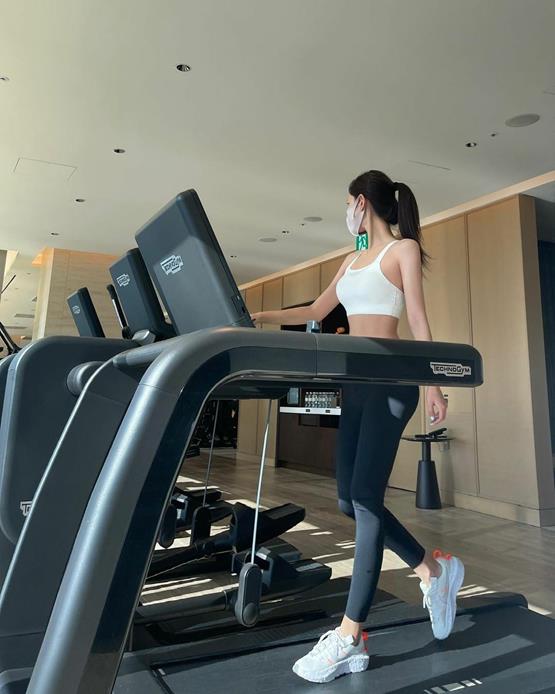 ảnh gái gym tập luyện trên máy chạy bộ