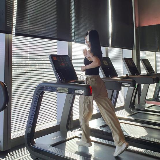 ảnh gái gym nghe nhạc tập luyện