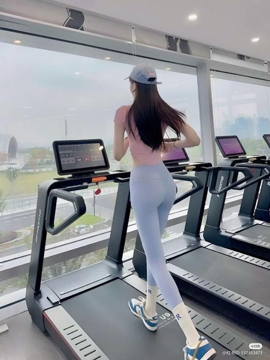 ảnh gái gym chạy bộ hăng say