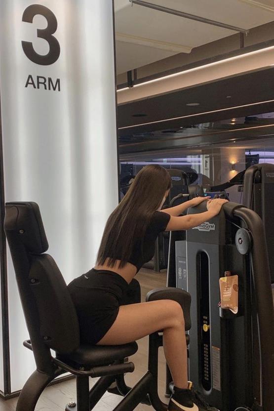 ảnh gái gym luyện tập cơ đùi