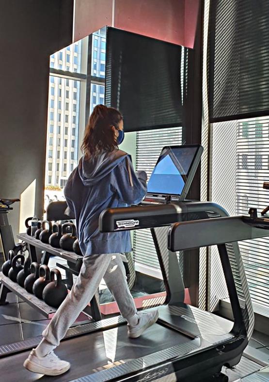 ảnh gái gym luyện tập chạy bộ