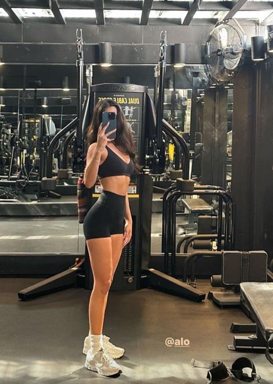 ảnh gái tập gym body màu da bánh mật