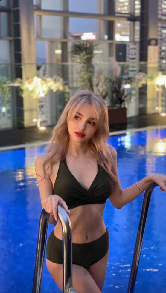 Gái tây mặc bikini gợi cảm bên hồ bơi