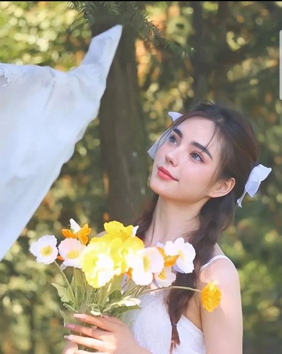 Hình gái tây vẻ đẹp ngọt ngào cùng bó hoa
