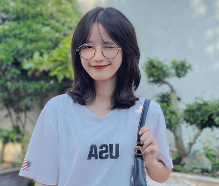 hình gái xinh tóc ngắn đeo kính dễ thương