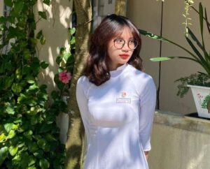 ảnh gái xinh tóc ngắn đeo kính