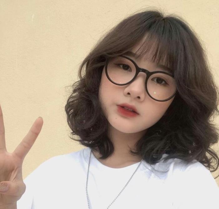 hình gái xinh tóc ngắn đeo kính selfie