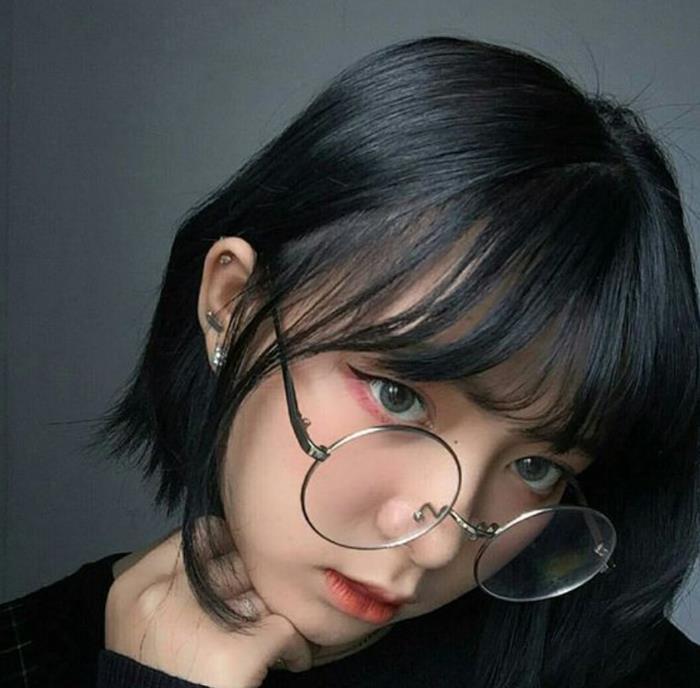 hình gái xinh tóc ngắn đeo kính lạnh lùng