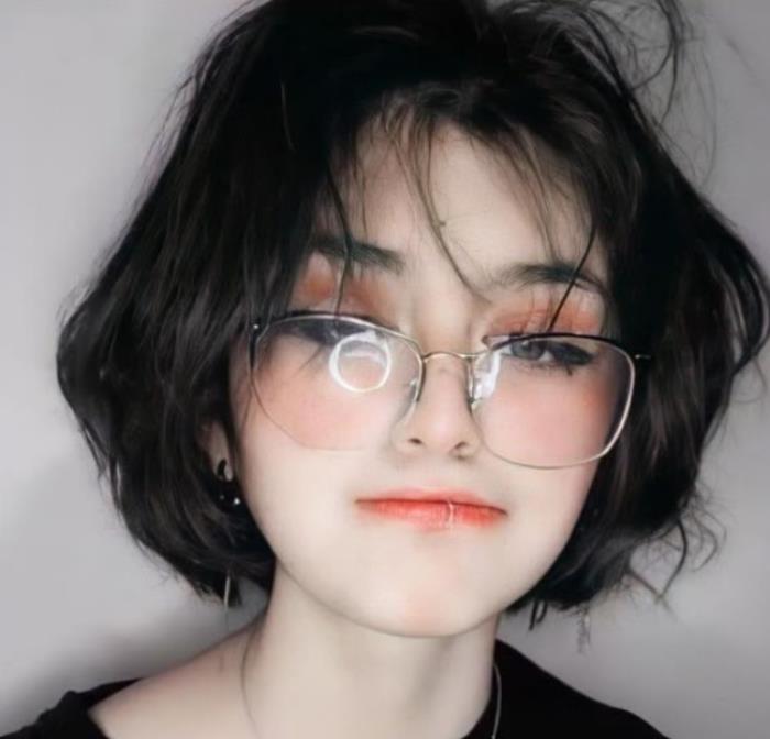 hình gái xinh tóc ngắn đeo kính đẹp