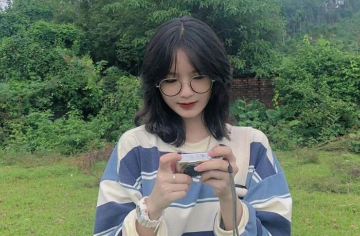 Gái xinh đeo kính tóc ngắn dễ thương