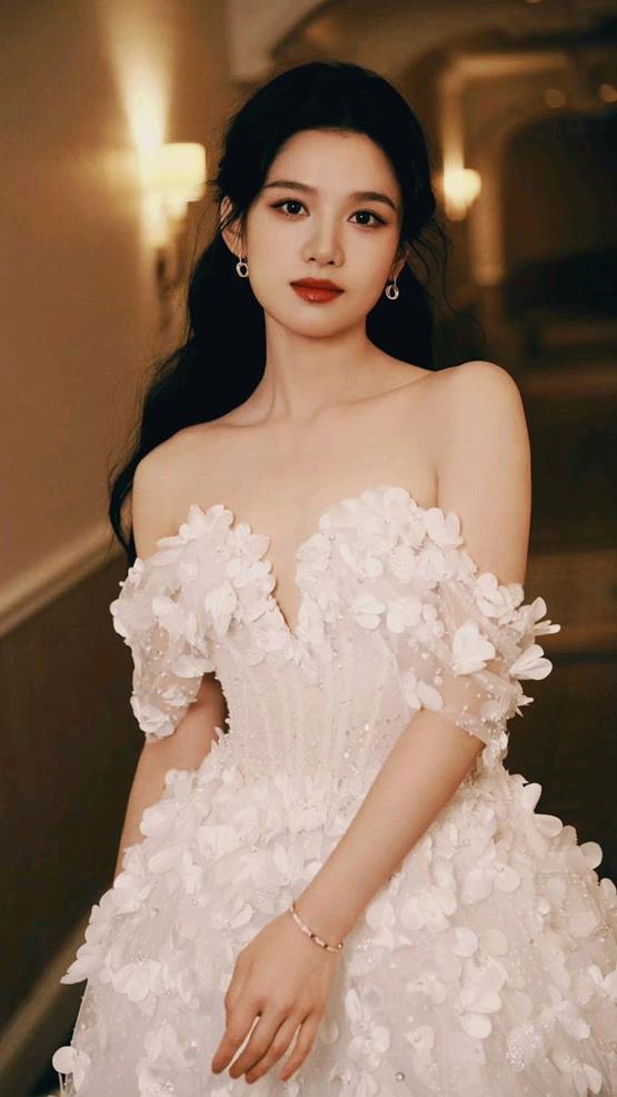 Hình gái Trung - nữ diễn viên Trương Tịnh Nghi
