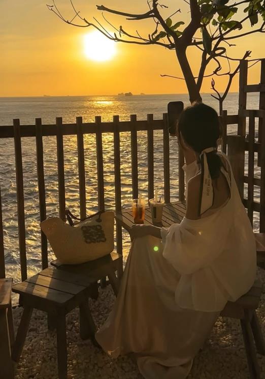 cô gái ngắm hoàng hôn