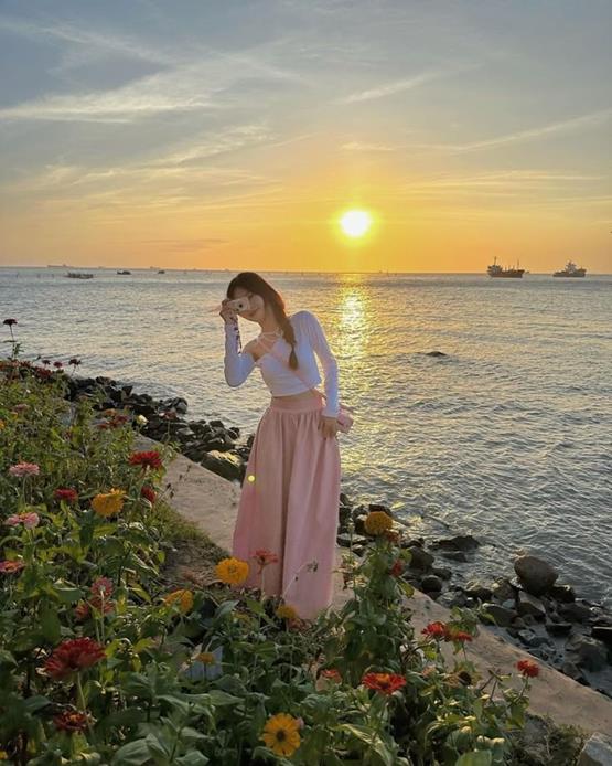 cô gái và hoàng hôn đẹp