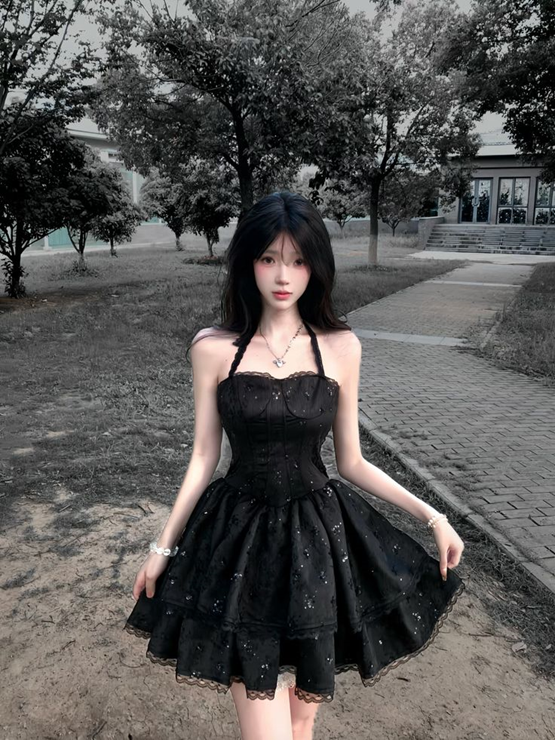 gái xinh mặc váy đen lạnh lùng