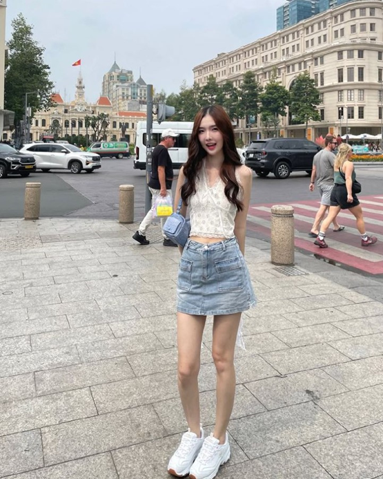 ảnh gái xinh váy ngắn trên đường phố
