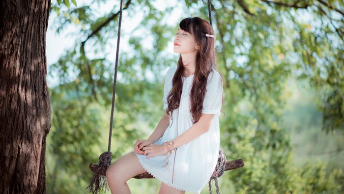 hình gái xinh mặc váy trắng ngồi xích đu