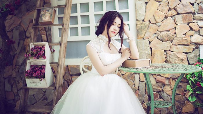 hình gái xinh mặc váy trắng ngồi suy tư