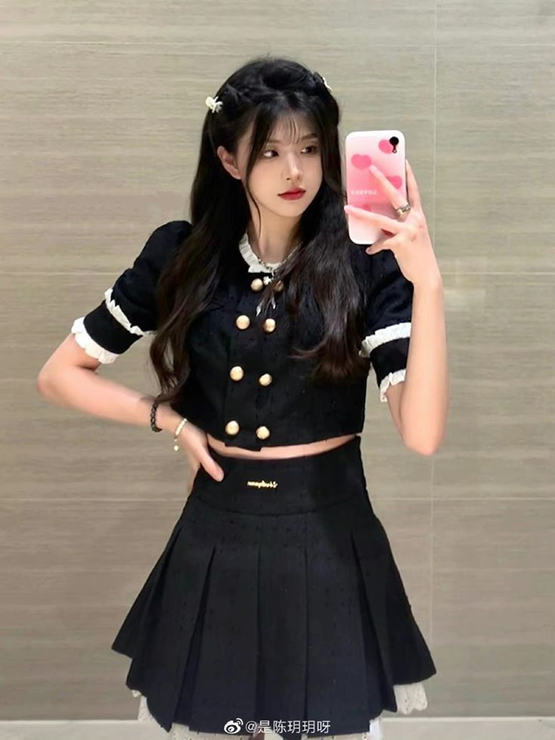 gái xinh mặc váy xếp ly selfie