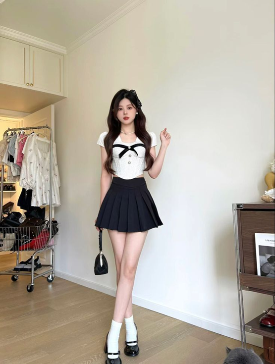 gái xinh mặc váy xếp ly sang chảnh