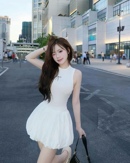 gái đẹp mặc váy xếp ly nhí nhảnh