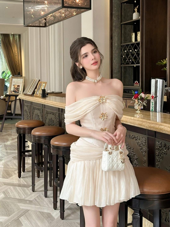 gái đẹp mặc váy xếp ly sang trọng