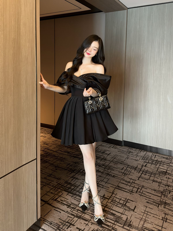 gái đẹp mặc váy xếp ly cuốn hút