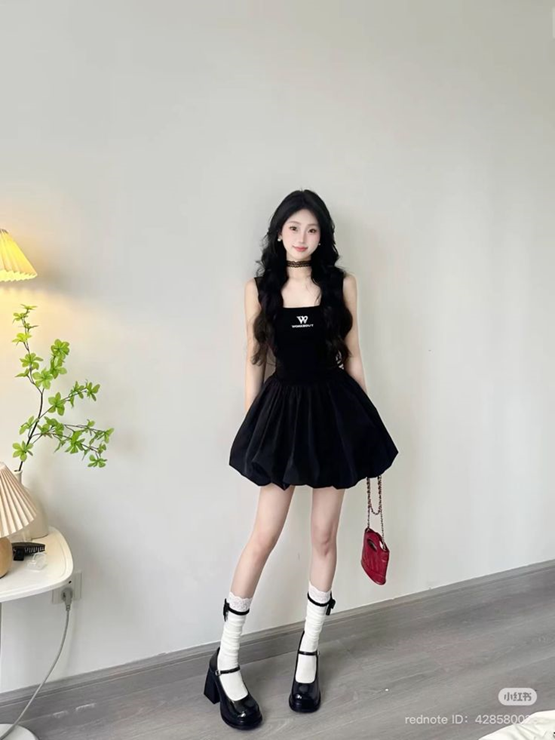 gái đẹp mặc váy xếp ly dễ thương