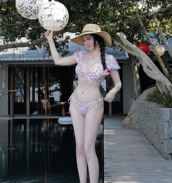 hình gái mặc bikini họa tiết nhí nhảnh