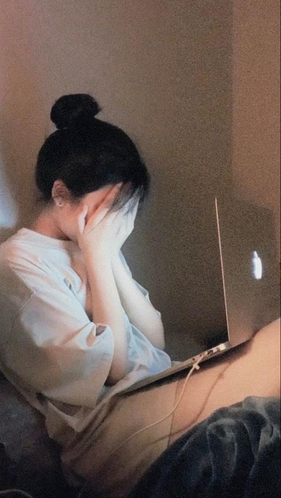 Gái xinh buồn che mặt