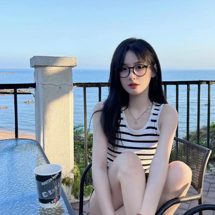 Hình gái xinh tóc dài đeo kính 2k10 dễ thương dịu dàng