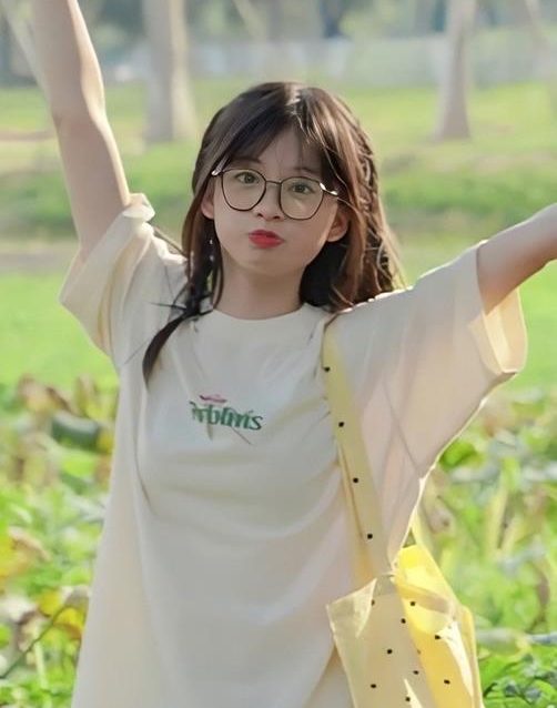 hình gái xinh tóc dài đeo kính 2k10 dễ thương trong sáng