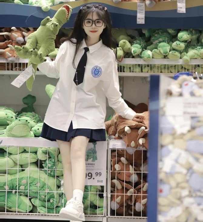 hình gái xinh tóc dài đeo kính 2k10 dễ thương cute