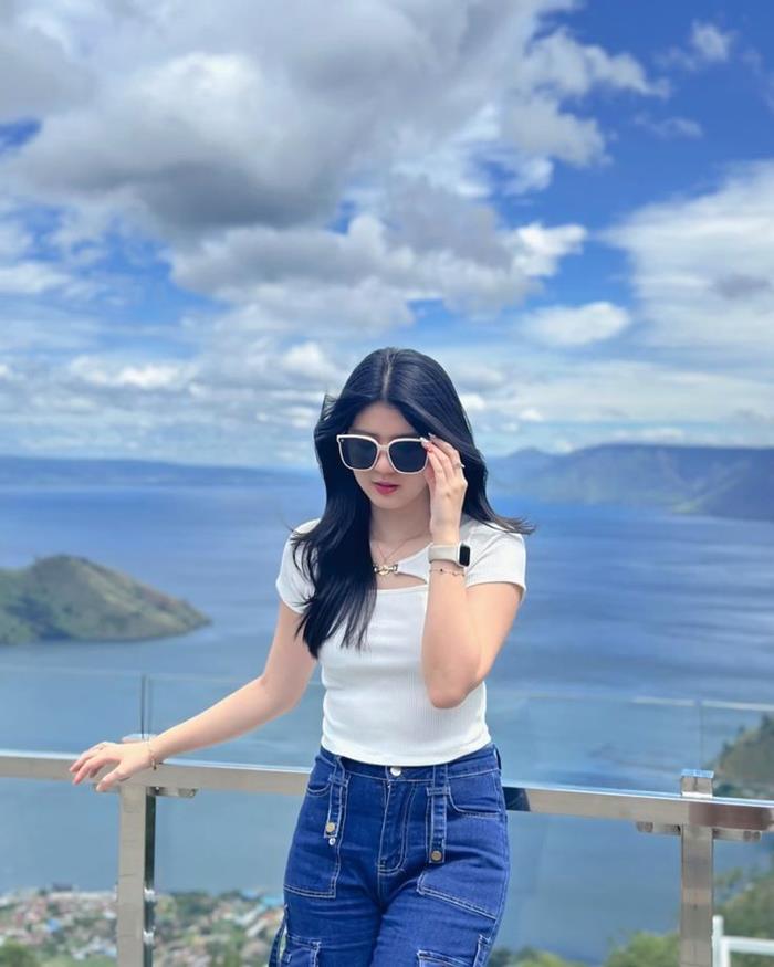 hình gái xinh tóc dài đeo kính 2k10 ngầu bên bãi biển