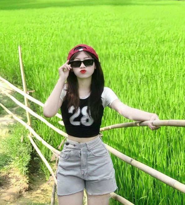 hình gái xinh tóc dài đeo kính 2k10 ngầu bên đồng lúa