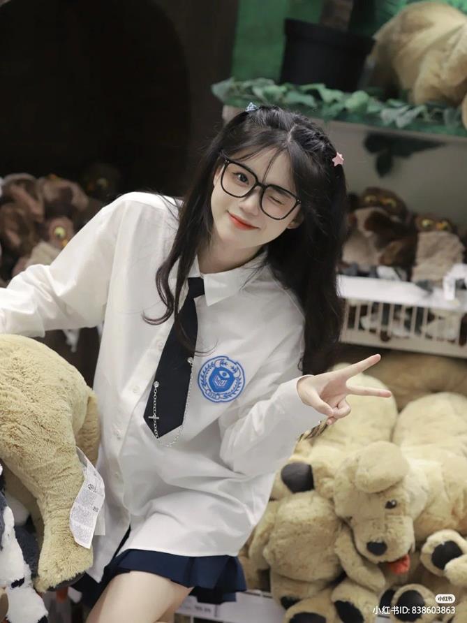 Bộ Ảnh Gái Xinh Tóc Dài Đeo Kính 2k10 Đẹp, Đáng Yêu Và Cuốn Hút