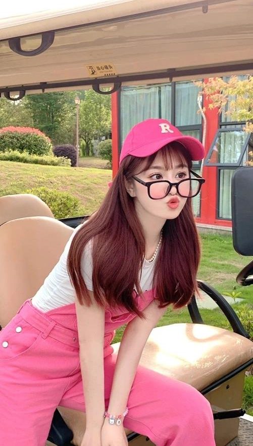 Hình gái xinh tóc dài đeo kính 2k10 tông màu hồng