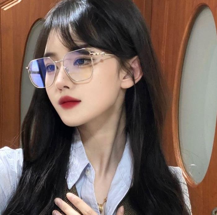 hình gái xinh tóc dài đeo kính ngầu