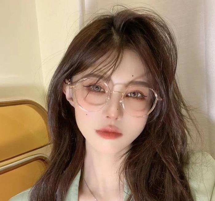 hình gái xinh tóc dài đeo kính lạnh lùng
