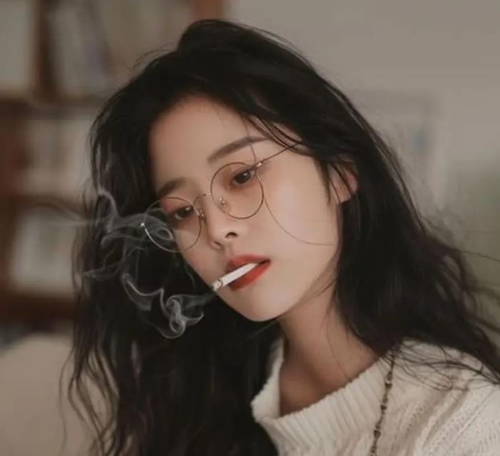 hình gái xinh tóc dài đeo kính hút thuốc