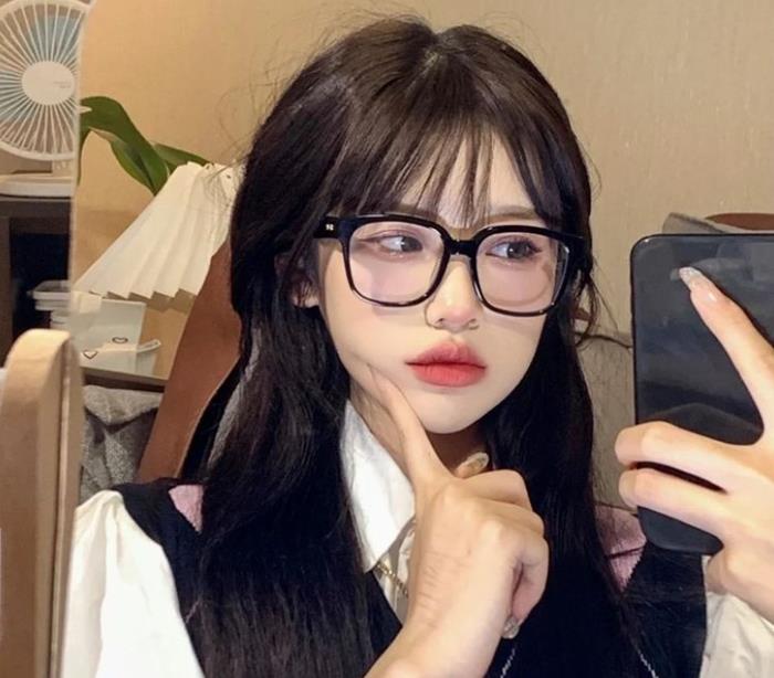 hình gái xinh tóc dài đeo kính cute