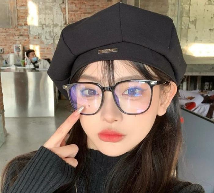 hình gái xinh tóc dài đeo kính dễ thương